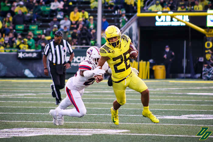 Dye carries against Stony Brook on September 18, 2021 at Autzen Stadium.